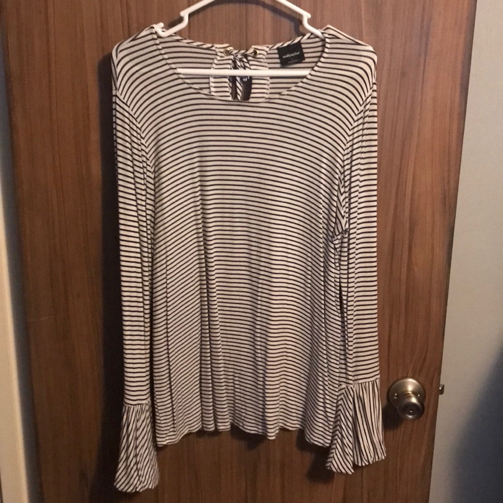 B&W Bell sleeve top-L
